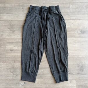 GapFit Brushed Tech Jersey cropped joggers - size small - heathered black/gray